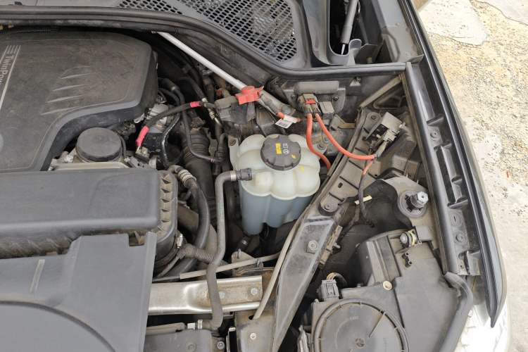 Used BMW X6 2017 xDrive28i Engine Bay Left