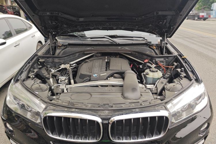 Used BMW X6  Engine Bay