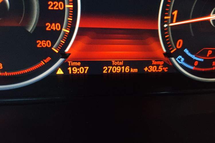 Used BMW X6 2017 xDrive28i Odometer Close Up