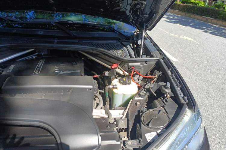 Used BMW X6 2017 xDrive28i Engine Bay Left
