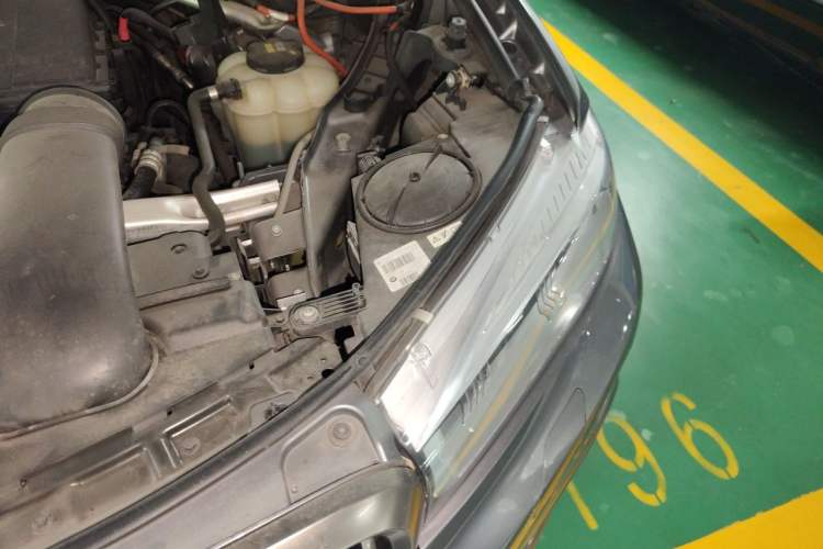 Used BMW X6 2017 xDrive35i U.S. specification Engine Bay Left