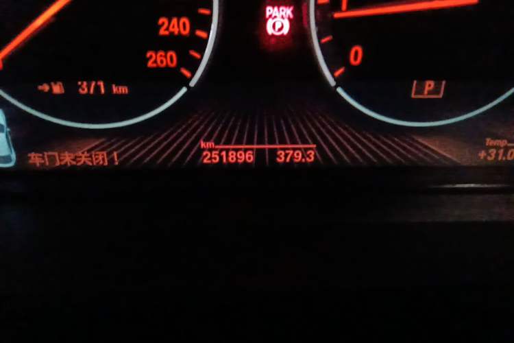 Used BMW X6 2017 xDrive28i Odometer Close Up