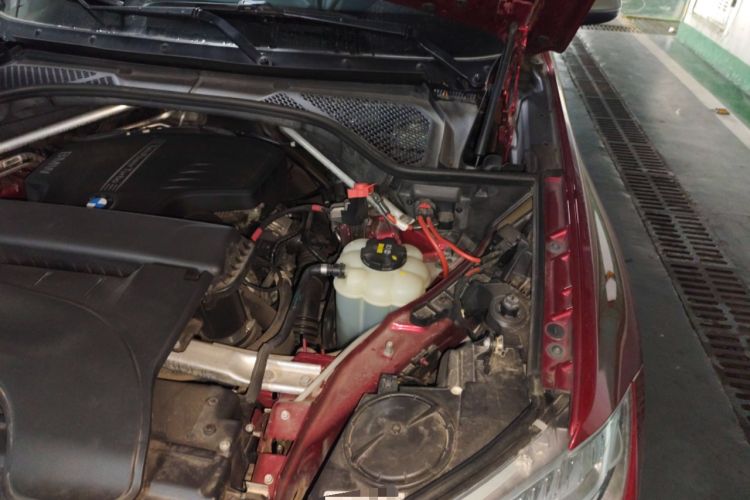 Used BMW X6 2017 xDrive28i Engine Bay Left