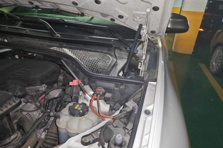 Used BMW X6 2017 xDrive28i Engine Bay Left