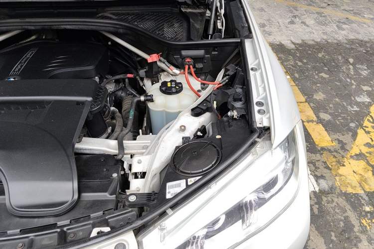 Used BMW X6 2017 xDrive28i Engine Bay Left