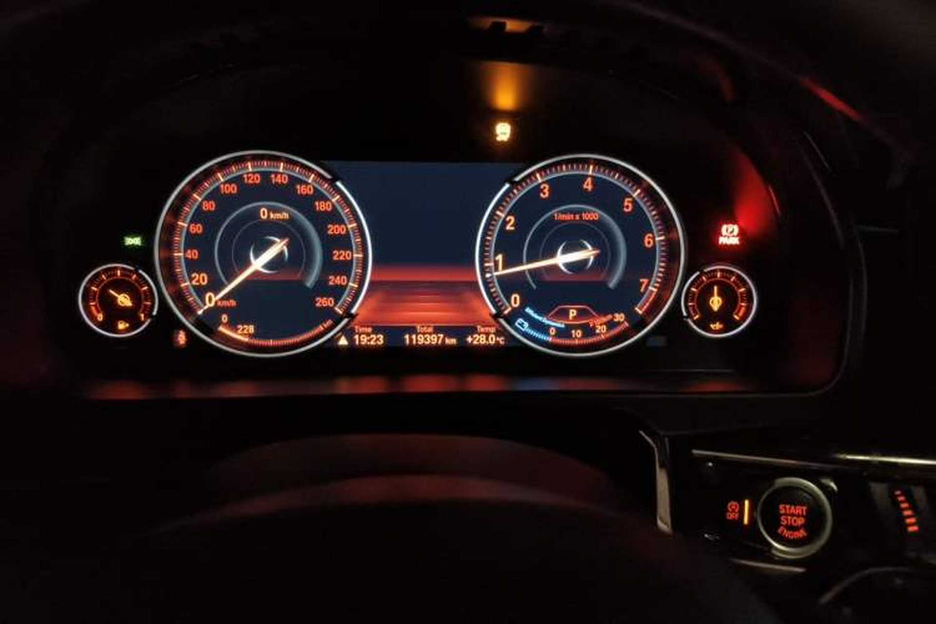 Used BMW X6 2017 xDrive28i Odometer Close Up