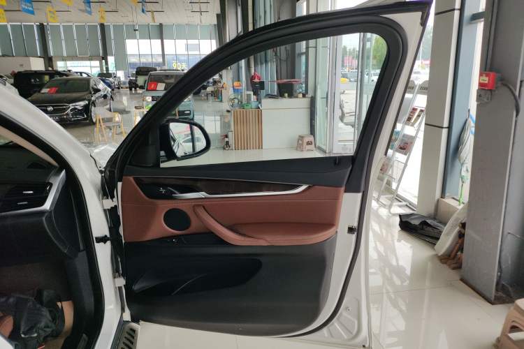Used BMW X6 2017 xDrive28i Right Front Door Interior