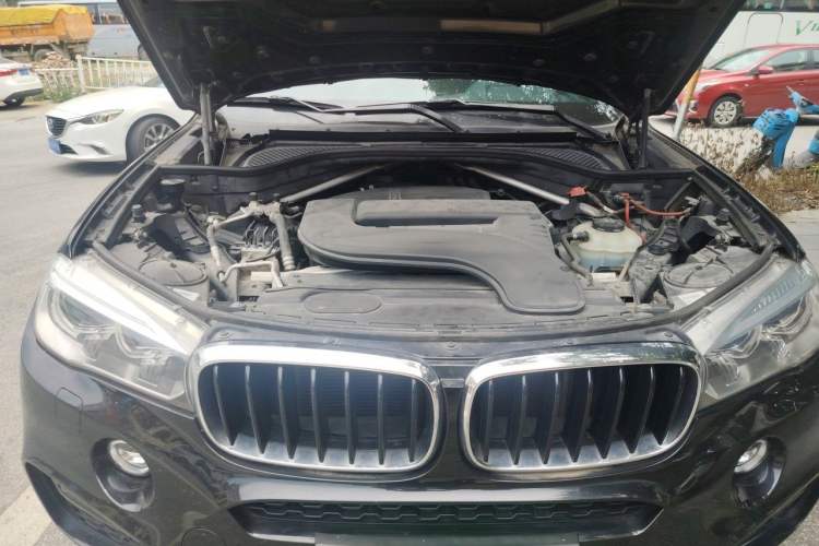 Used BMW X6  Engine Bay