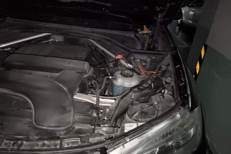 Used BMW X6 2018 xDrive28i Engine Bay Left