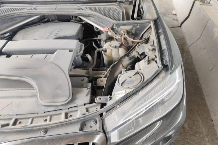 Used BMW X6 2018 xDrive28i Engine Bay Left
