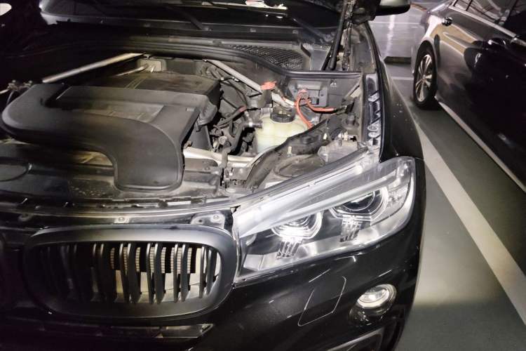 Used BMW X6 2018 xDrive28i Engine Bay Left