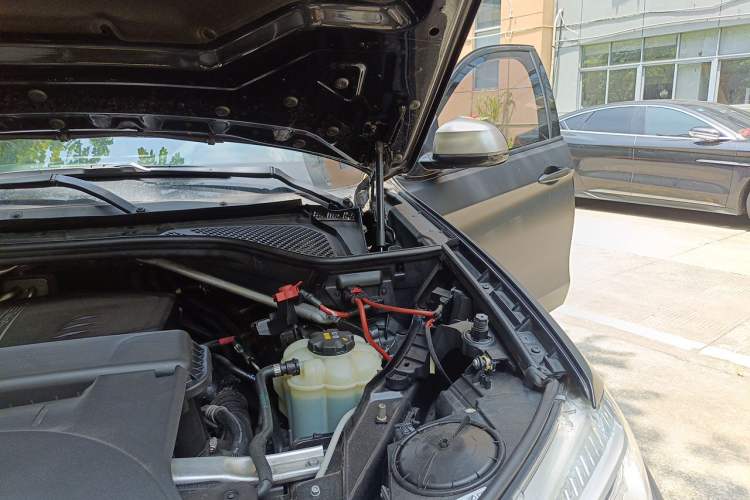 Used BMW X6 2018 xDrive28i Engine Bay Left