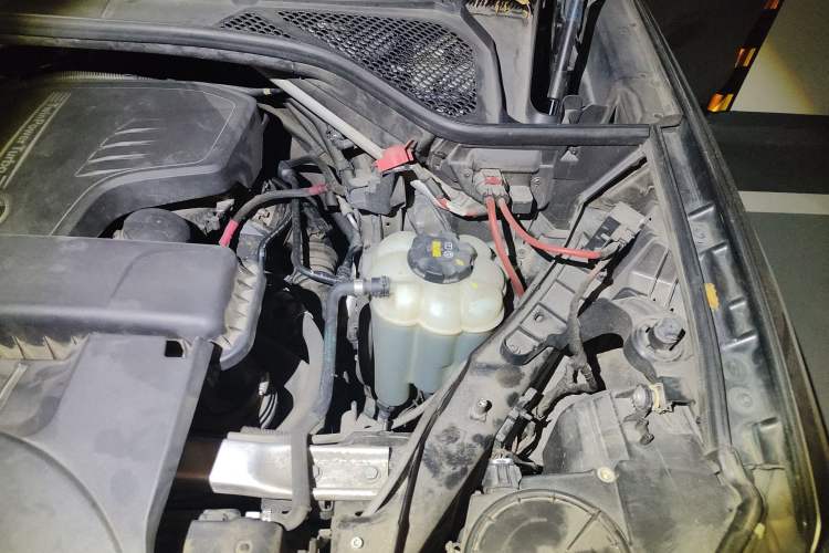 Used BMW X6 2018 xDrive28i Engine Bay Left