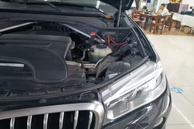 Used BMW X6 2018 xDrive28i Engine Bay Left