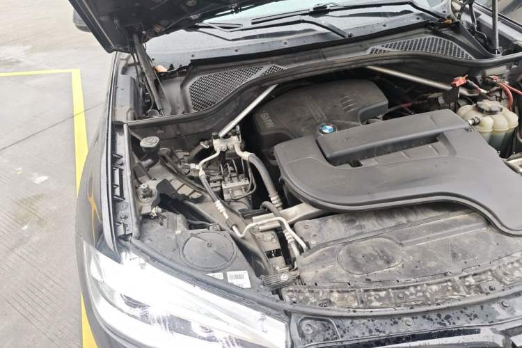 Used BMW X6 2018 xDrive28i Engine Bay Right