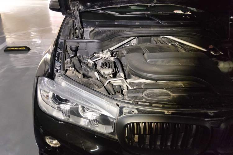 Used BMW X6 2018 xDrive28i Engine Bay Right