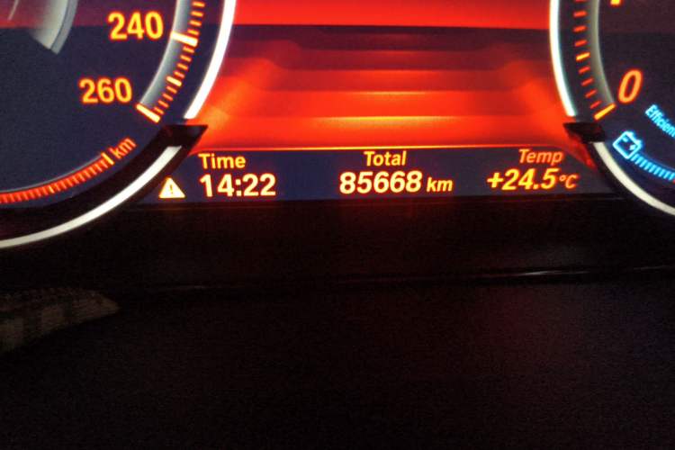 Used BMW X6 2018 xDrive28i Odometer Close Up