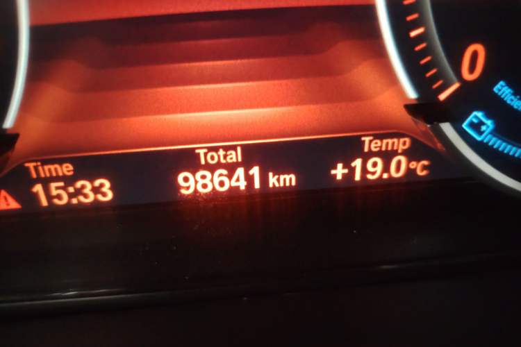 Used BMW X6 2018 xDrive28i Odometer Close Up