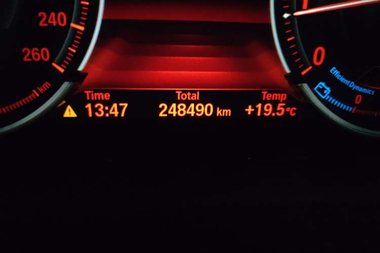 Used BMW X6 2018 xDrive28i Odometer Close Up