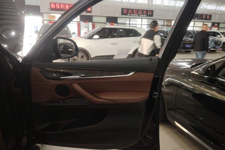 Used BMW X6 2018 xDrive28i Right Front Door Interior