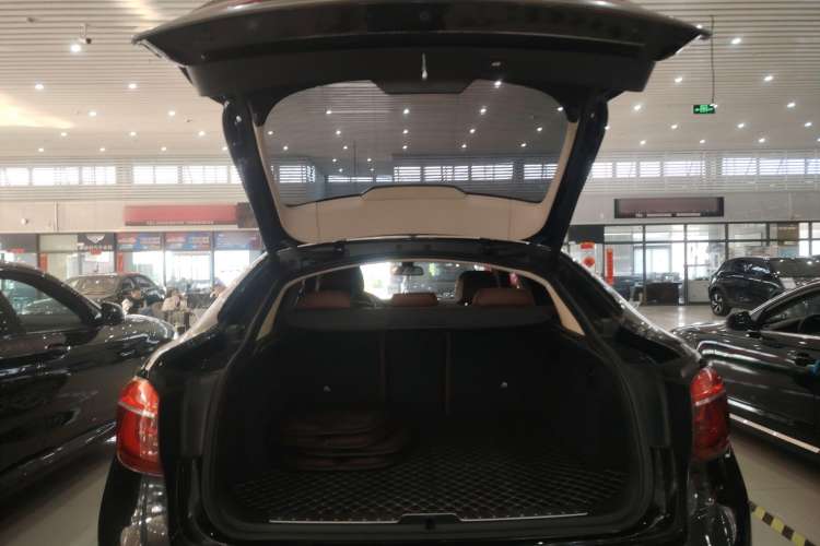 Used BMW X6 2018 xDrive28i Trunk