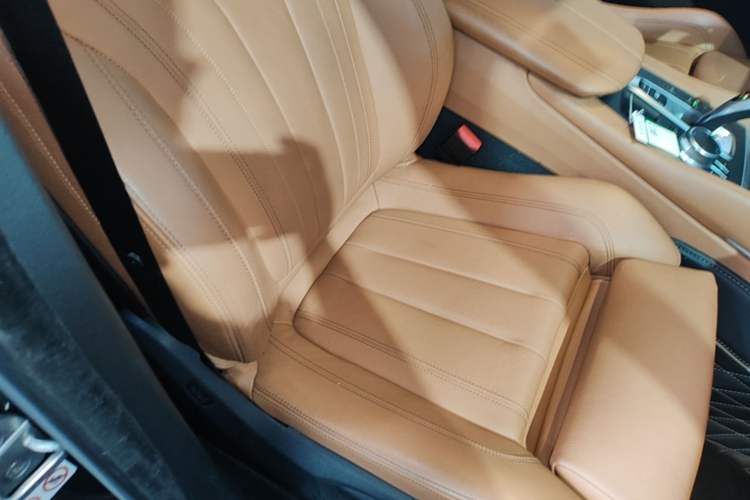 Used BMW X6 2018 xDrive28i Right Front Seat