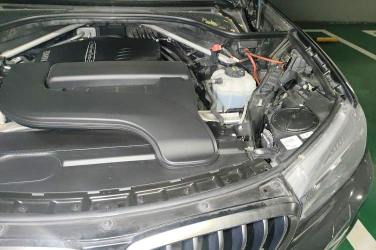 Used BMW X6 2018 xDrive28i Engine Bay Left