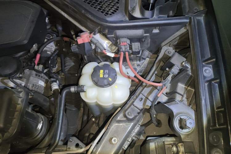 Used BMW X6 2018 xDrive28i Engine Bay Left