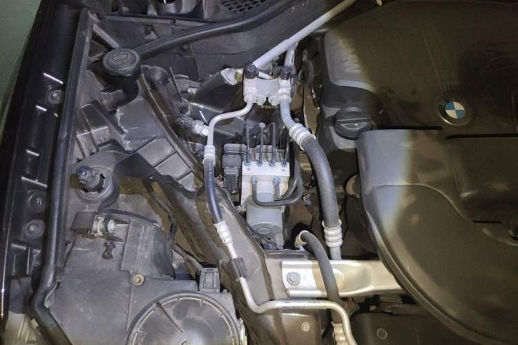Used BMW X6 2018 xDrive28i Engine Bay Right