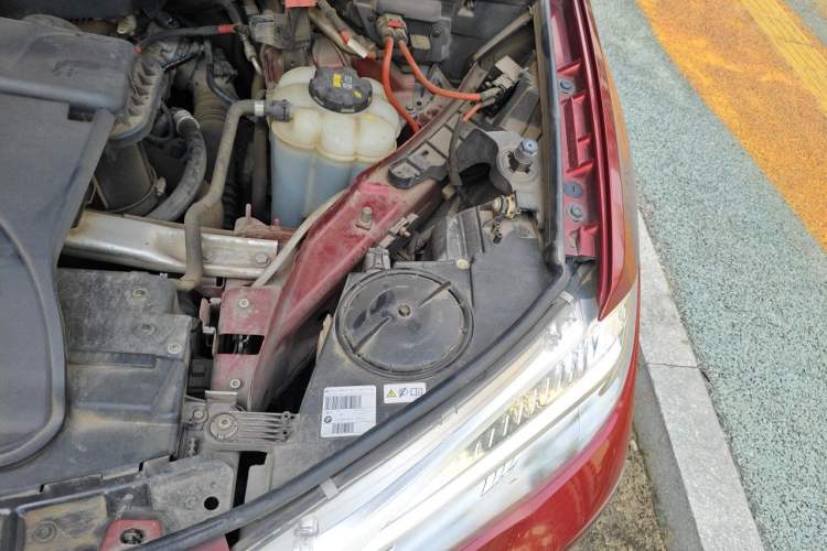 Used BMW X6 2018 xDrive28i Engine Bay Left