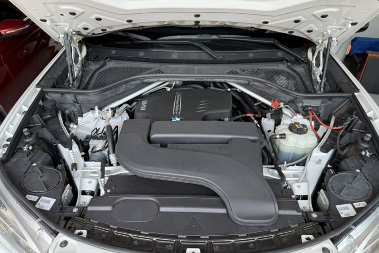 Used BMW X6 2018 xDrive28i Engine Bay
