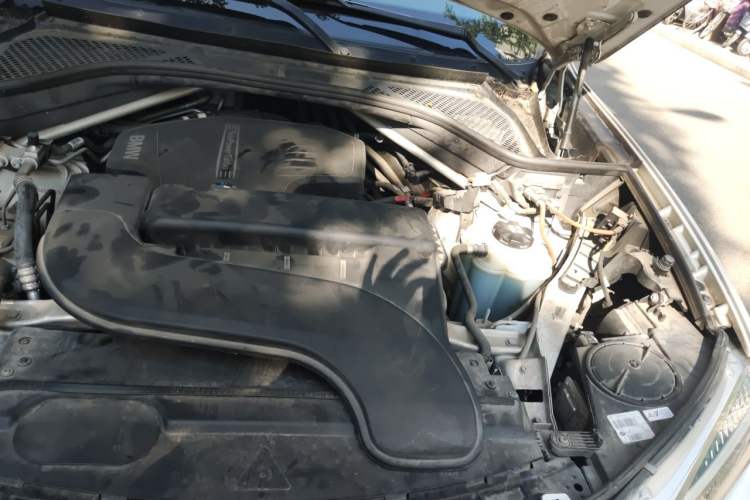 Used BMW X6 2018 xDrive28i Engine Bay Left