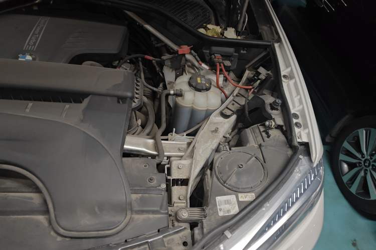 Used BMW X6 2018 xDrive28i Engine Bay Left