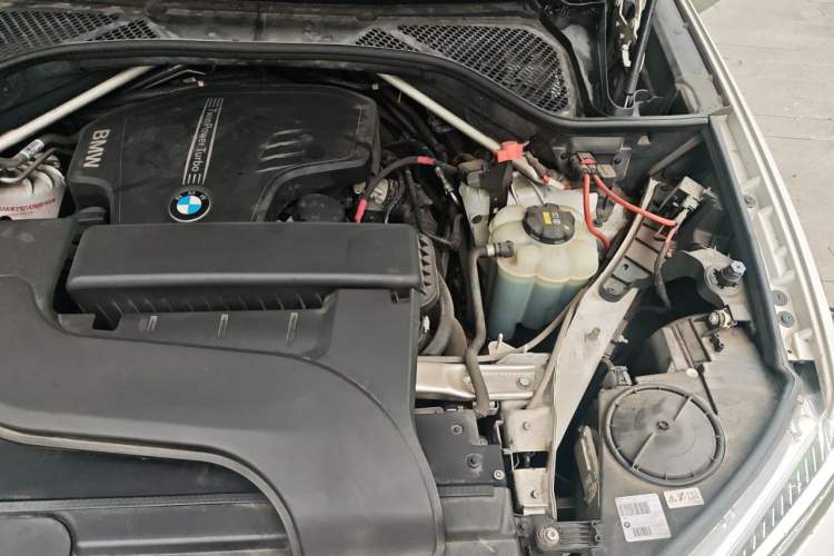 Used BMW X6 2018 xDrive28i Engine Bay Left