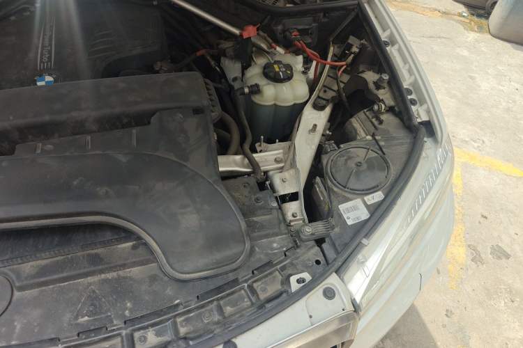Used BMW X6 2018 xDrive28i Engine Bay Left