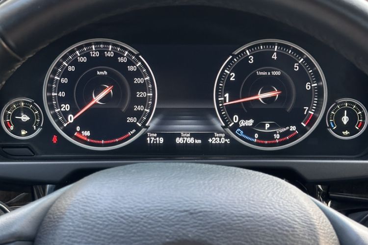 Used BMW X6 2018 xDrive28i Odometer Close Up