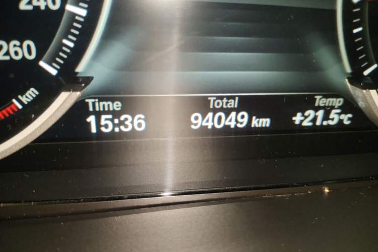 Used BMW X6 2018 xDrive28i Odometer Close Up