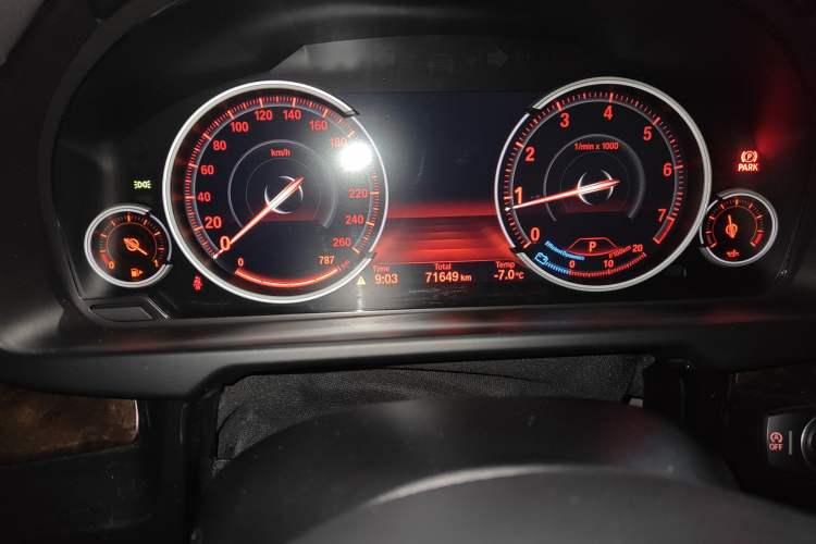 Used BMW X6 2018 xDrive28i Odometer Close Up