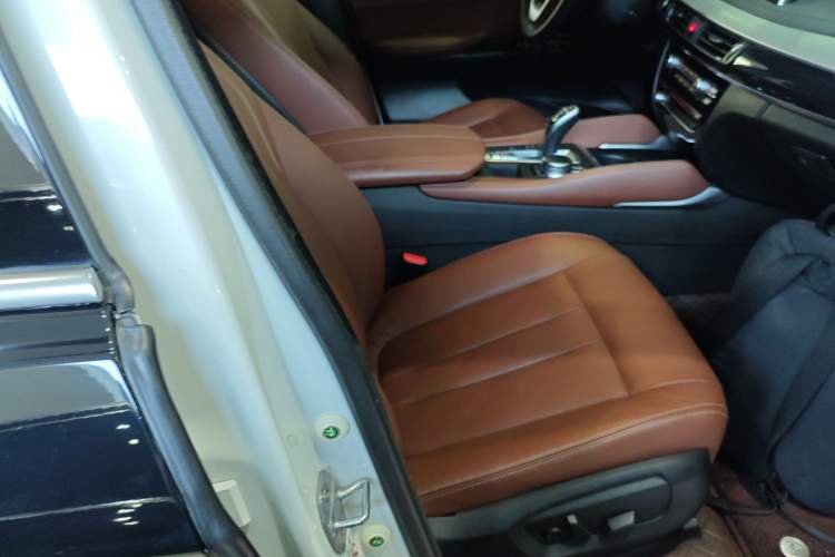 Used BMW X6 2018 xDrive35i Leading Model Right Front Seat
