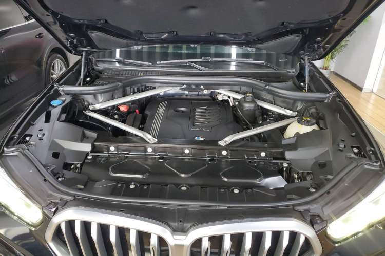 Used BMW X6 2020 xDrive40i Luxury Model with M Sport Package Engine Bay
