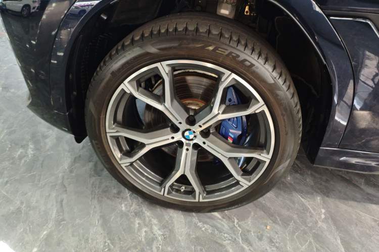 Used BMW X6 2020 xDrive40i Luxury Model with M Sport Package Left Front Wheel Hub