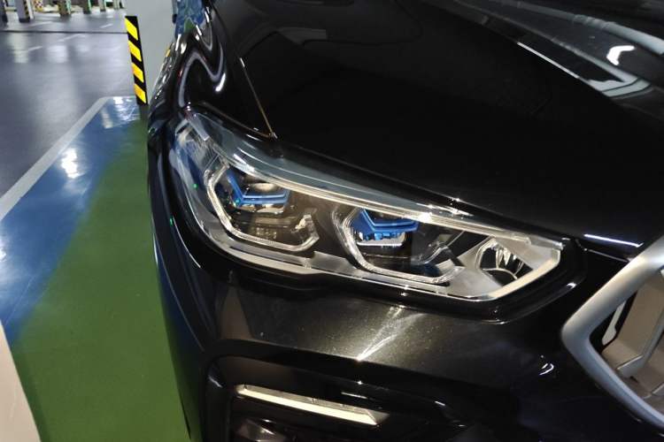 Used BMW X6 2020 xDrive40i Luxury Model with M Sport Package Right Front Headlight