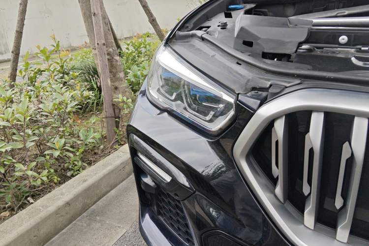 Used BMW X6 2020 xDrive40i Luxury Model with M Sport Package Right Front Headlight