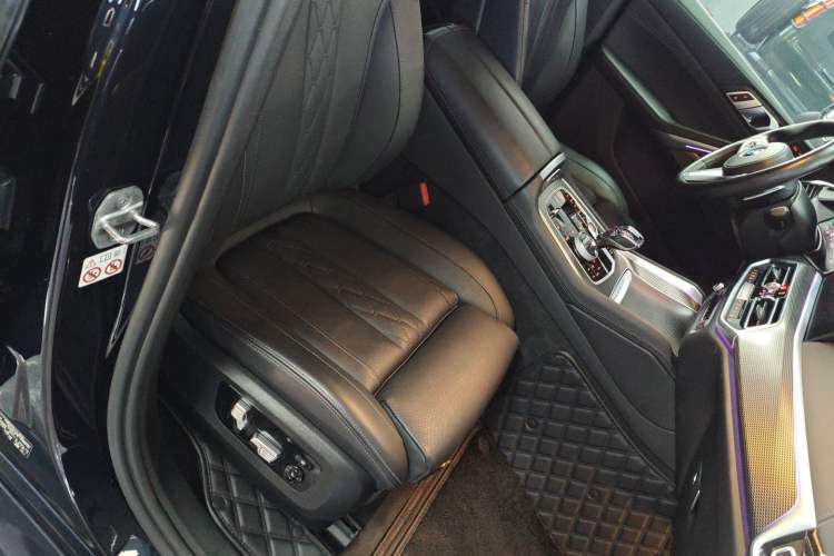 Used BMW X6 2020 xDrive40i Luxury Model with M Sport Package Right Front Seat