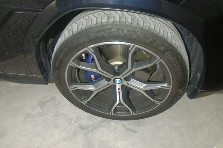 Used BMW X6 2020 xDrive40i Luxury Model with M Sport Package Right Front Wheel Hub