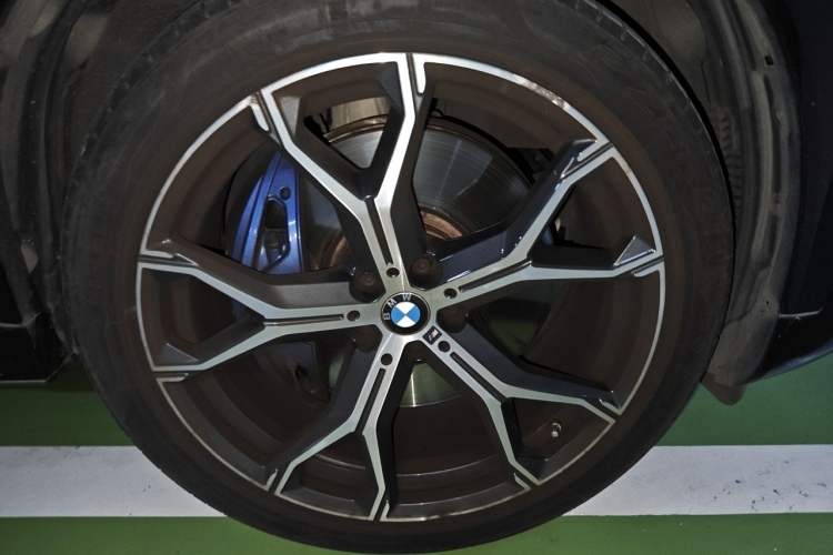 Used BMW X6 2020 xDrive40i Luxury Model with M Sport Package Right Front Wheel Hub
