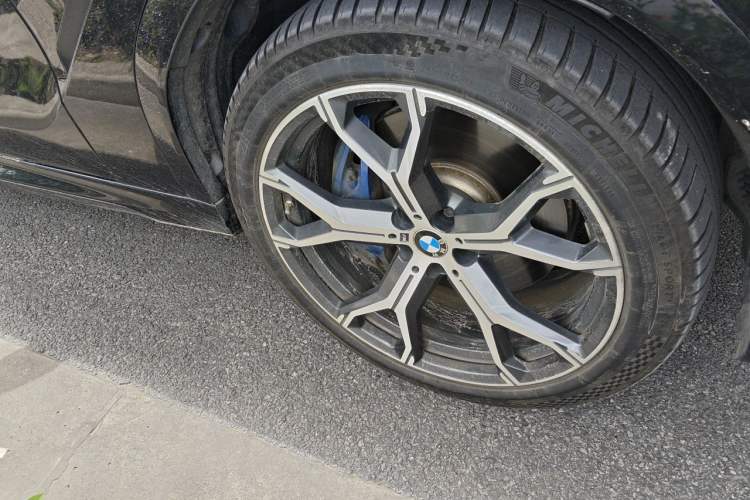 Used BMW X6 2020 xDrive40i Luxury Model with M Sport Package Right Front Wheel Hub
