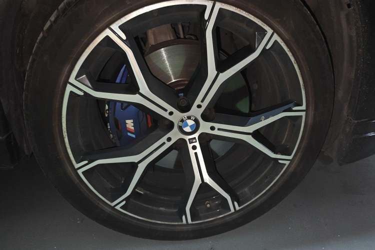Used BMW X6 2020 xDrive40i Luxury Model with M Sport Package Right Front Wheel Hub