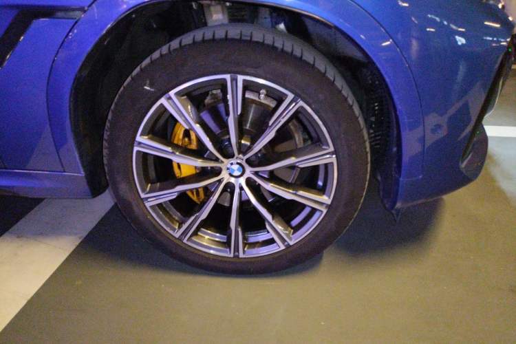 Used BMW X6 2020 xDrive40i M Sport Package Right Front Wheel Hub