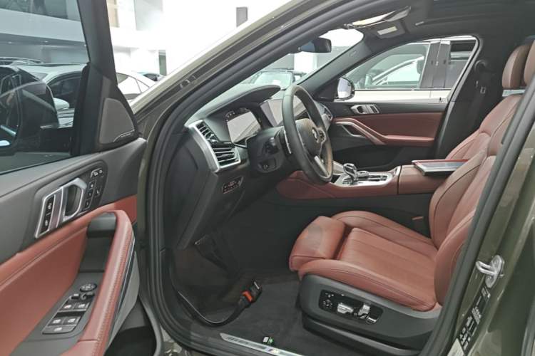 Used BMW X6 2020 xDrive40i Luxury Model with M Sport Package Left Front Seat